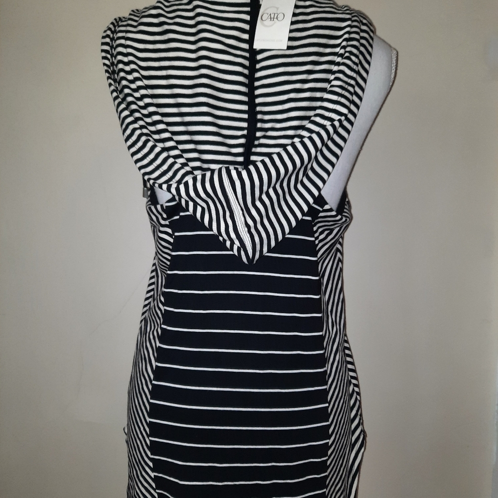 Black and White Striped Sleeveless Top - Picture 2 of 2
